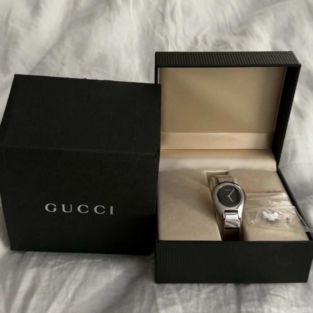 Preloved & Authentic Gucci Women Watch 
6700 L